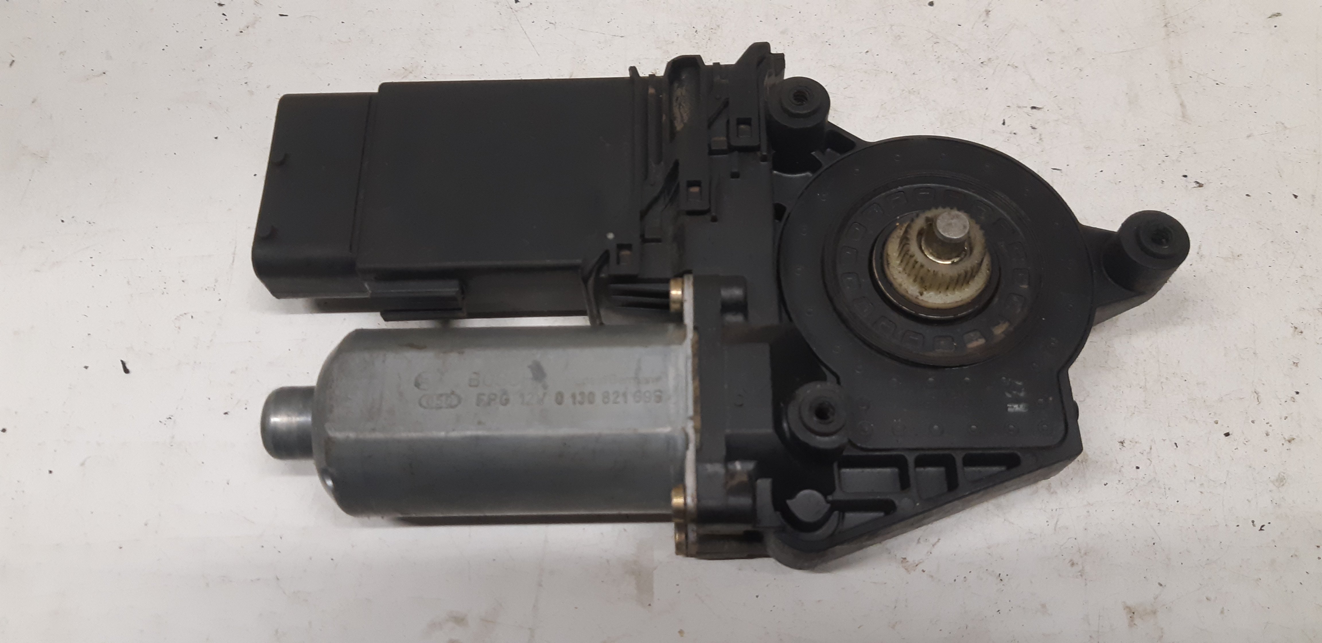 Volkswagen Passat (3B2) Sedan 1.9 TDi 110 (AVG(Euro 2)) MOTOR POWER WINDOW LEFT FRONT 1998 0130821695 0130821695|VW Volkswagen Passat (3B2) Sedan 1.9 TDi 110 (AVG(Euro 2)) MOTOR POWER WINDOW LEFT FRONT 1998 0130821695 0130821695|VW
